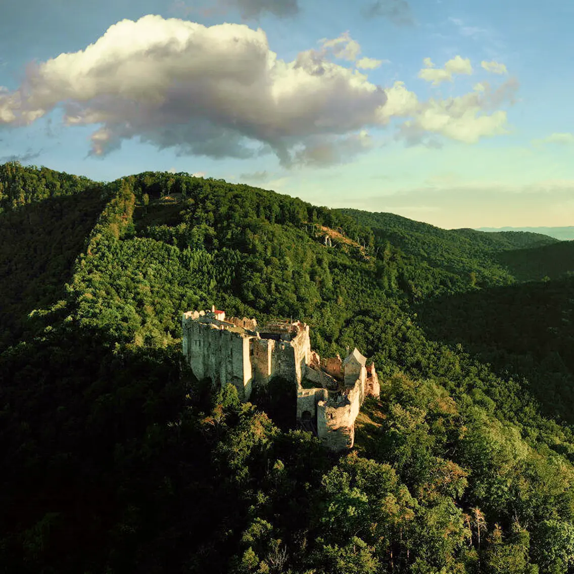 Hrad Uhrovec na fotografii z dronu.