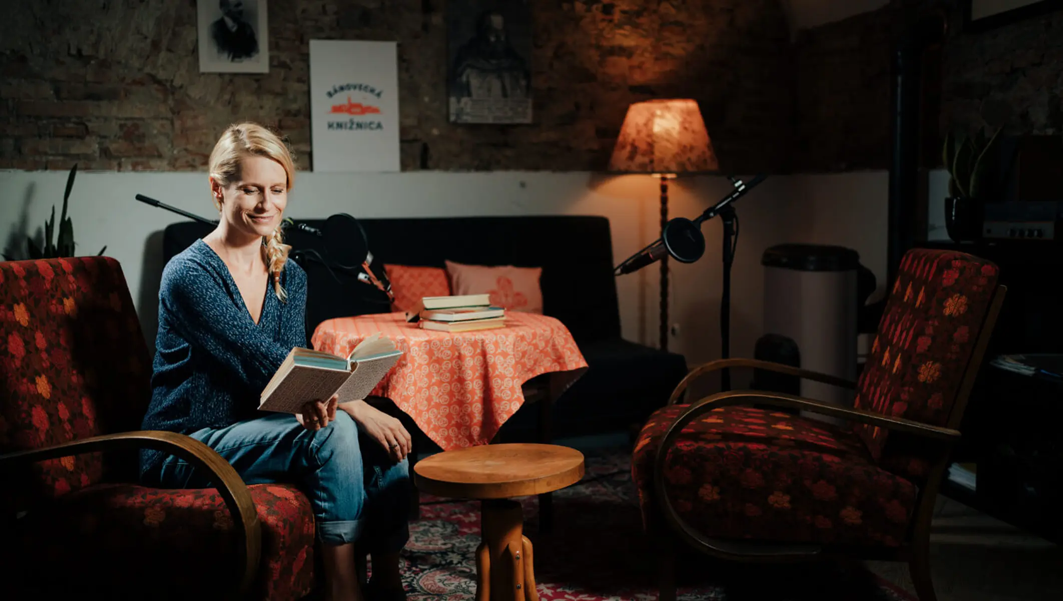 Mirka Abelová v štúdiu Bánoveckej mliekarne