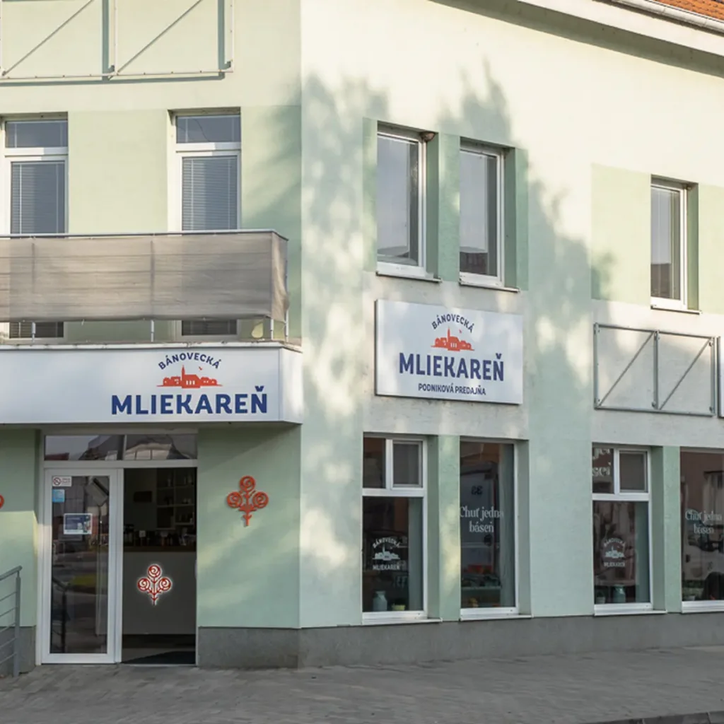Pohľad na podnikovú predajňu Bánoveckej mliekarňe v Bánovciach nad Bebravou