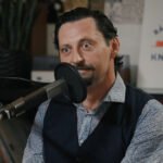 Lukáš Latiňák počas nahrávania podcastu pre Bánoveckú knižnicu