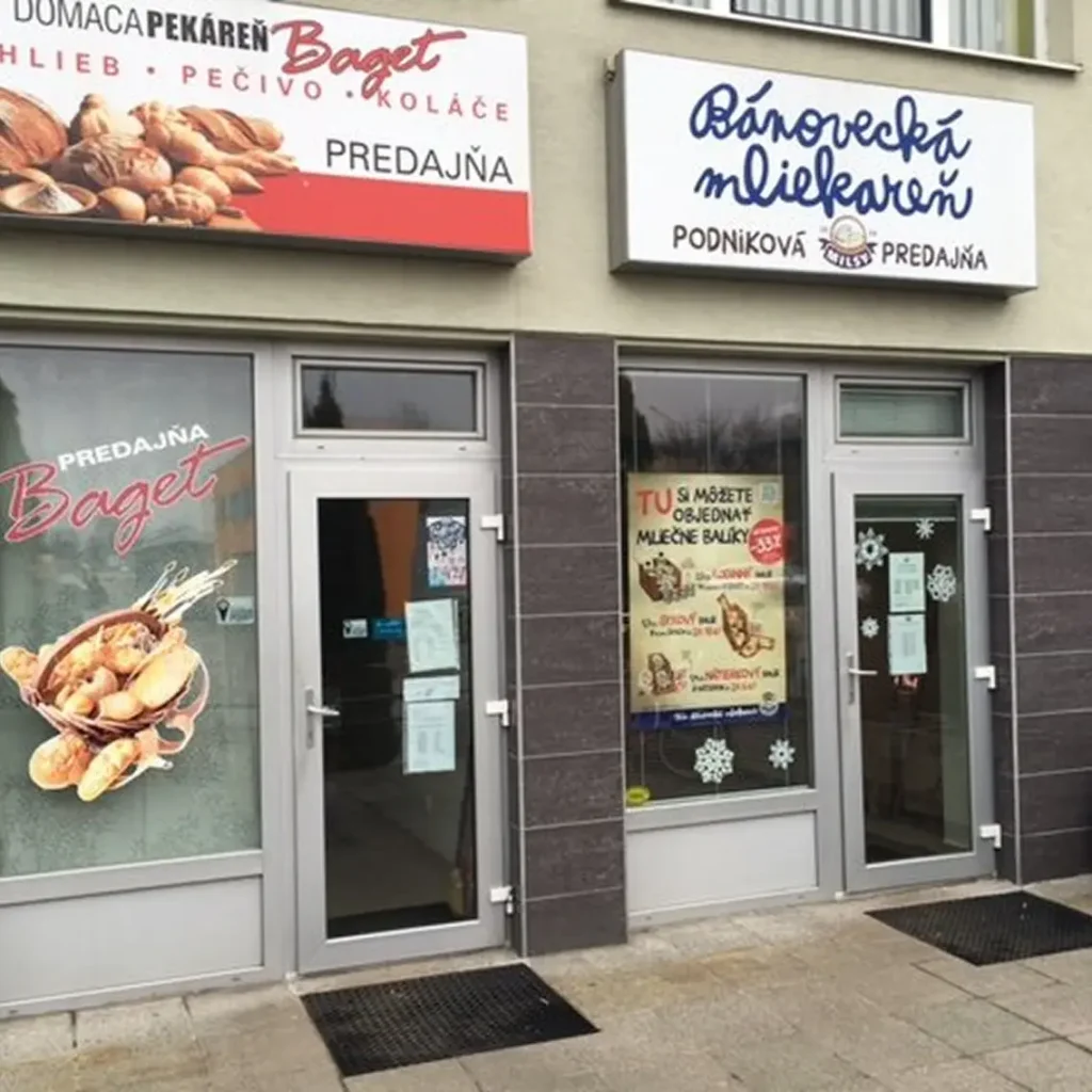 Pohľad na podnikovú predajňu Bánoveckej mliekarňe v Partizánskom