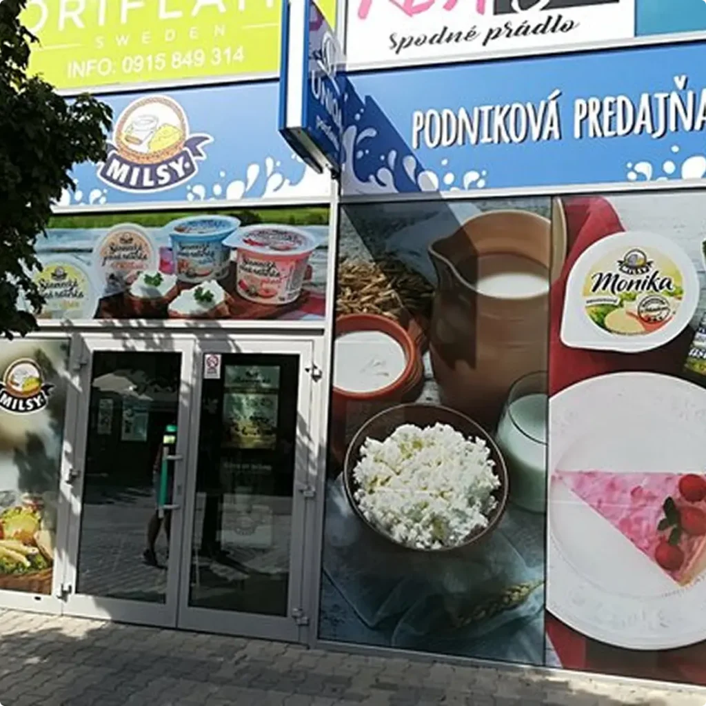 Pohľad na podnikovú predajňu Bánoveckej mliekarňe v Topoľčanoch